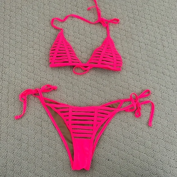 Beach Bunny Hard Summer Bikini Hot pink - Picture 2 of 4
